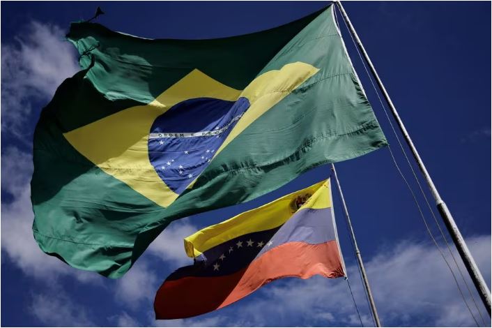 پرچم‌های ملی برزیل و ونزوئلا در مرز برزیل و ونزوئلا در شهر پاکارایما برزیل به اهتزاز در می‌آیند.